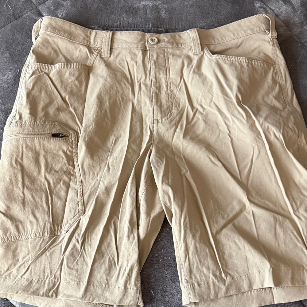 Eddie Bauer Men's Cargo Shorts in Khaki